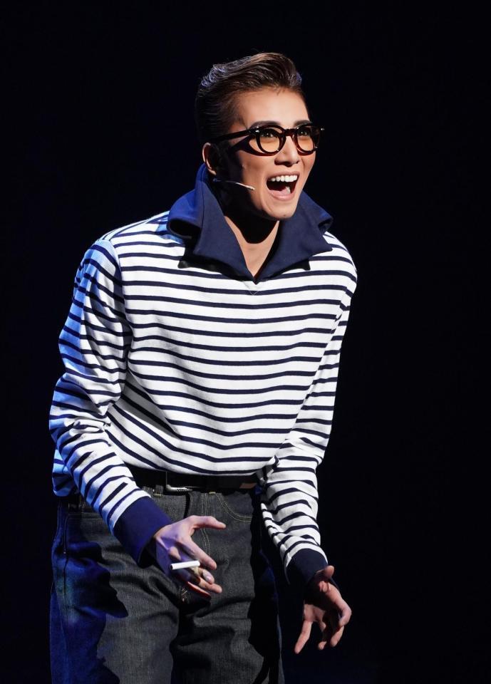 　「理由なき反抗」の衣装でジェームス・ディーンを演じる極美慎（撮影・高部洋祐）