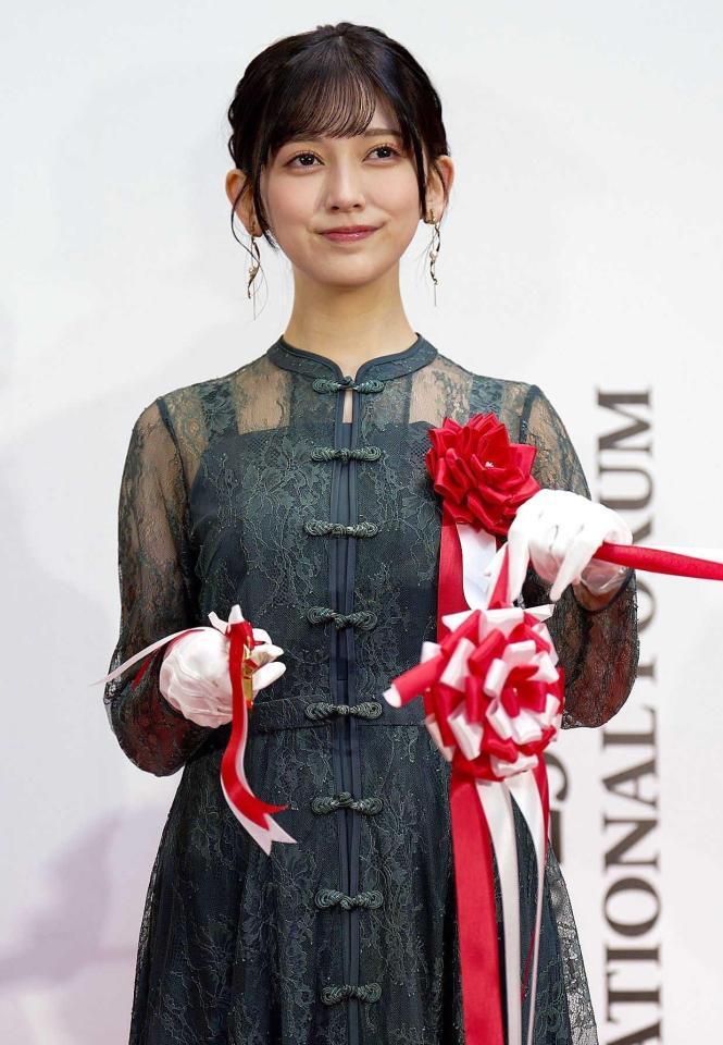 　テープカットを行う乃木坂４６・池田瑛紗＝３月