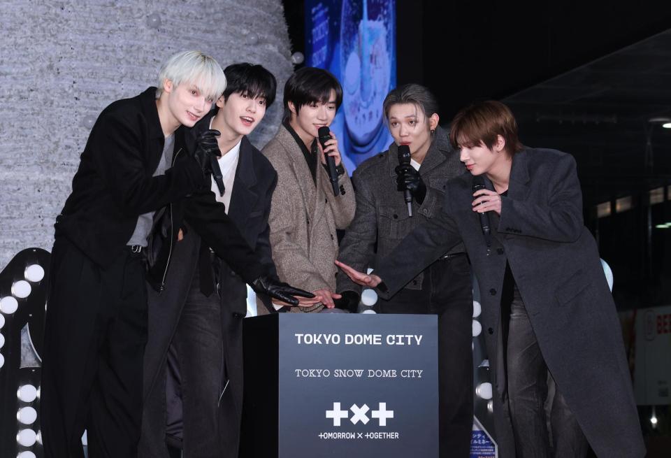 　点灯式に出席したＴＯＭＯＲＲＯＷ　×　ＴＯＧＥＴＨＥＲの（左から）ＨＵＥＮＩＮＧＫＡＩ、ＳＯＯＢＩＮ、ＢＥＯＭＧＹＵ、ＹＥＯＮＪＵＮ、ＴＡＥＨＹＵＮ（撮影・佐々木彰尚）