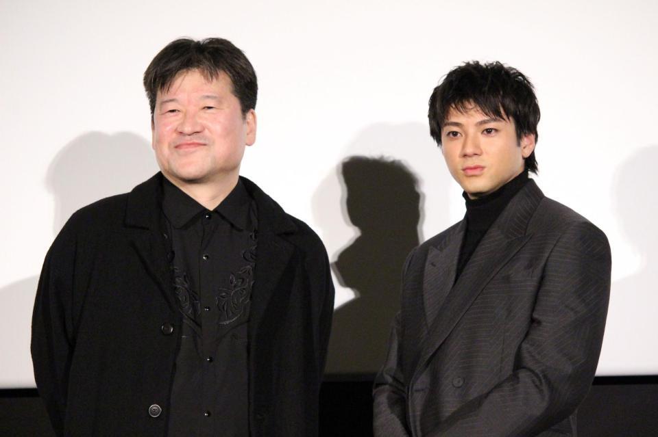 　舞台あいさつに登壇した山田裕貴（右）と佐藤二朗