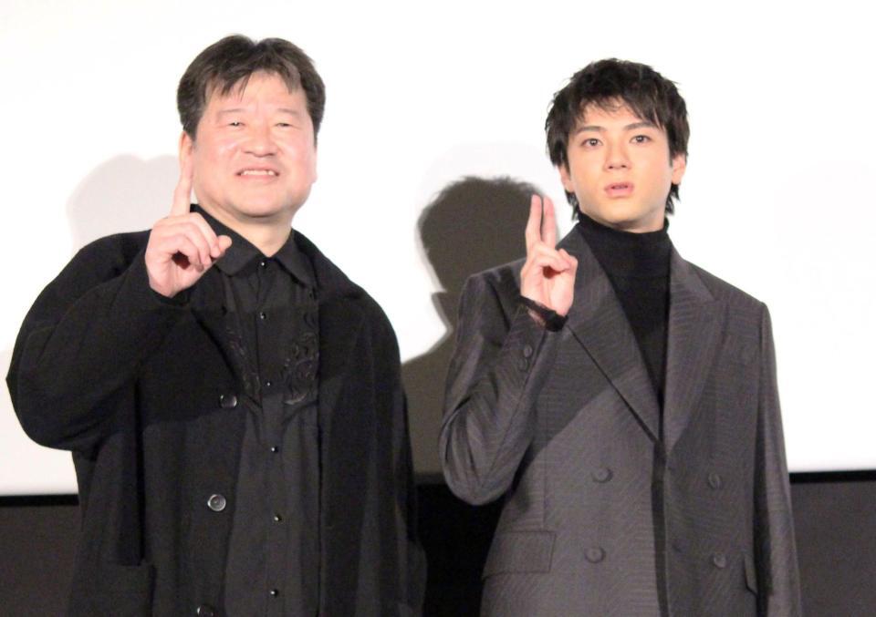 　ポーズを決める山田裕貴（右）と佐藤二朗