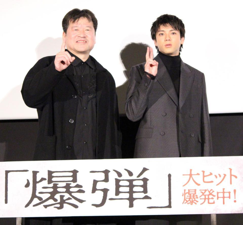 　ポーズを決める山田裕貴（右）と佐藤二朗