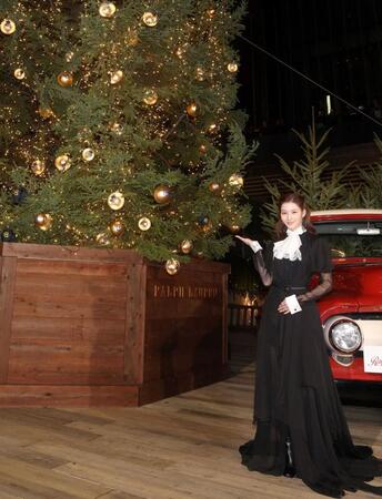 　点灯式に臨むＴＷＩＣＥ・ＳＡＮＡ（撮影・石井剣太郎）