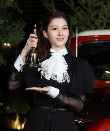 　点灯式でベルを鳴らすＴＷＩＣＥ・ＳＡＮＡ（撮影・石井剣太郎）