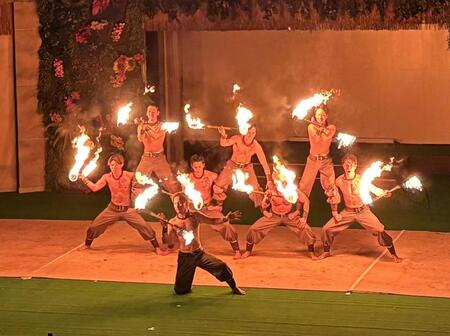 　迫力満点の「シバオラ」の聖夜ショー