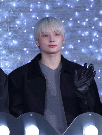 　手を振るＴＯＭＯＲＲＯＷ　×　ＴＯＧＥＴＨＥＲのＨＵＥＮＩＮＧＫＡＩ（撮影・佐々木彰尚）