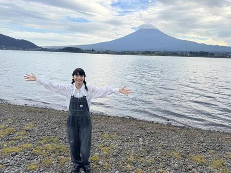 　富士山を背にする蒔田彩珠