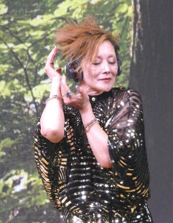 　聴いている音楽を表現する夏木マリ