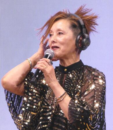 　トークする夏木マリ