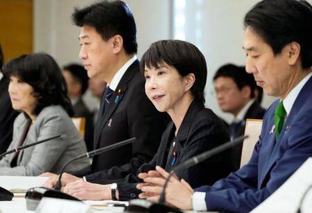 　感染症危機管理対応訓練の政府対策本部会合であいさつする高市首相（手前から２人目）