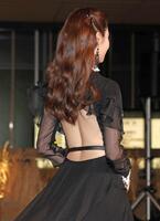 　点灯式に臨むＴＷＩＣＥ・ＳＡＮＡ（撮影・石井剣太郎）