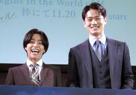 　笑顔を見せる醍醐虎汰朗（左）と中川大輔