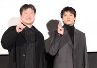 　ポーズを決める山田裕貴（右）と佐藤二朗