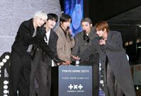 　点灯式に出席したＴＯＭＯＲＲＯＷ　Ｘ　ＴＯＧＥＴＨＥＲの（左から）ＨＵＥＮＩＮＧＫＡＩ、ＳＯＯＢＩＮ、ＢＥＯＭＧＹＵ、ＹＥＯＮＪＵＮ、ＴＡＥＨＹＵＮ（撮影・佐々木彰尚）