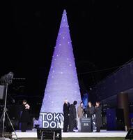 　点灯したイルミネーションを見るＴＯＭＯＲＲＯＷ　×　ＴＯＧＥＴＨＥＲ（撮影・佐々木彰尚）