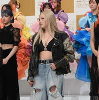 　「第７６回ＮＨＫ紅白歌合戦」の会見に登場したちゃんみな（手前）＝１４日