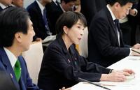 　人口戦略本部の初会合であいさつする高市首相（中央）