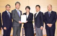 　自民党の「責任ある積極財政を推進する議員連盟」から提言書を受け取る高市首相（左から３人目）