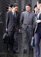 　中国外務省の劉勁松アジア局長（右）との協議を終えた日本外務省の金井正彰アジア大洋州局長