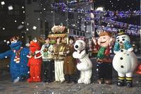 　セレモニーに登場した北村匠海（左から５人目）とＩＣＥｘの竹野世梛（同３人目）、阿久根温世（同４人目）