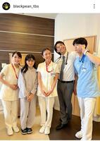 　左から２人目が堀越麗禾。ドラマ「ブラックペアン」の公式インスタグラム＠ｂｌａｃｋｐｅａｎ＿ｔｂｓ（２４年９月１９日付）より