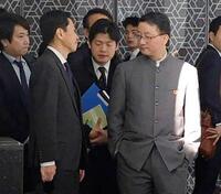 　中国外務省の劉勁松アジア局長（手前右）との協議を終えた日本外務省の金井正彰アジア大洋州局長（同左）