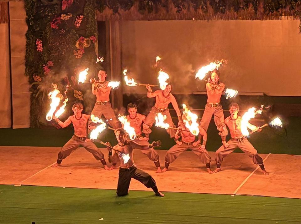 　迫力満点の「シバオラ」の聖夜ショー