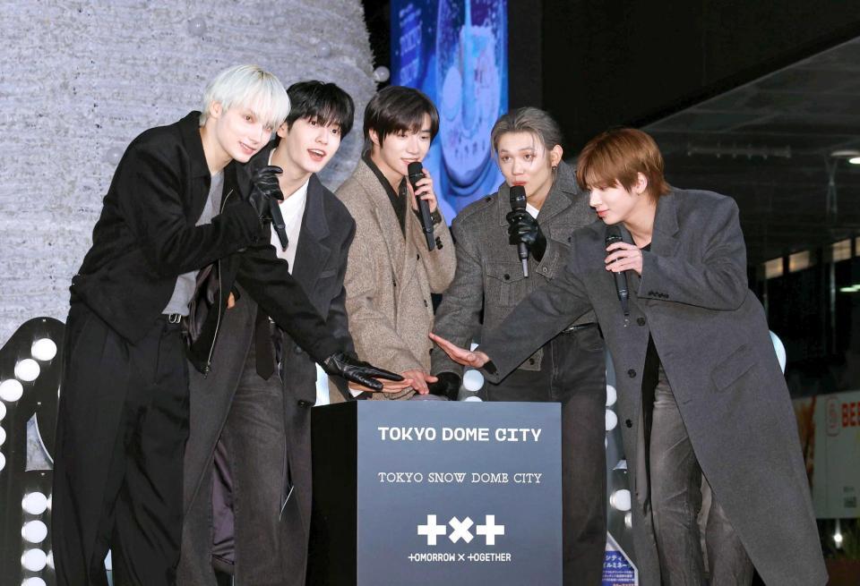 　点灯式に出席したＴＯＭＯＲＲＯＷ　Ｘ　ＴＯＧＥＴＨＥＲの（左から）ＨＵＥＮＩＮＧＫＡＩ、ＳＯＯＢＩＮ、ＢＥＯＭＧＹＵ、ＹＥＯＮＪＵＮ、ＴＡＥＨＹＵＮ（撮影・佐々木彰尚）