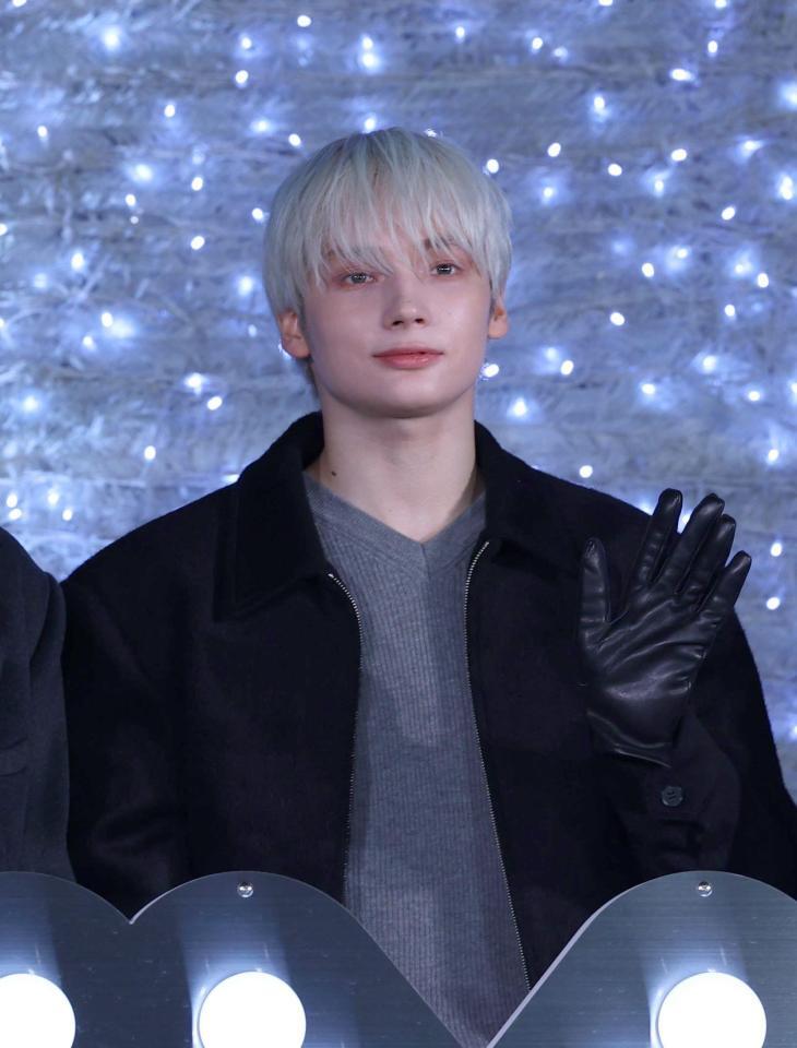 　手を振るＴＯＭＯＲＲＯＷ　×　ＴＯＧＥＴＨＥＲのＨＵＥＮＩＮＧＫＡＩ（撮影・佐々木彰尚）