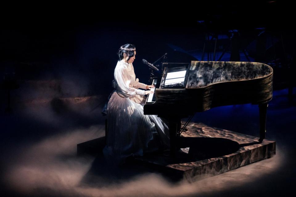 　ピアノの弾き語りを行う松任谷由実（写真：田中聖太郎）