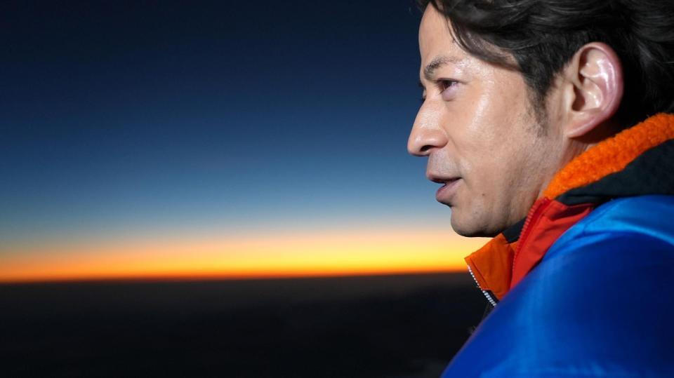 　富士山に登る岡田准一