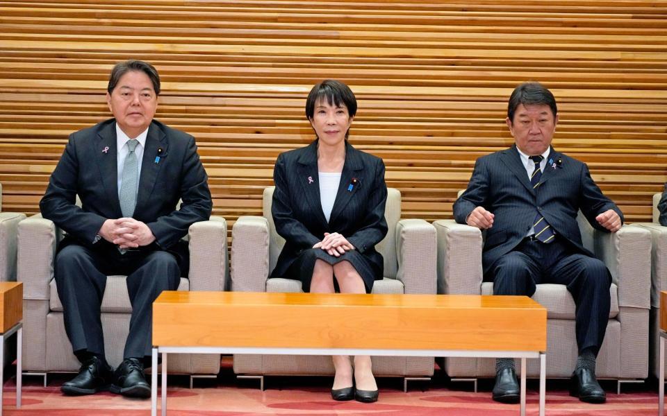 　閣議に臨む高市首相（中央）ら