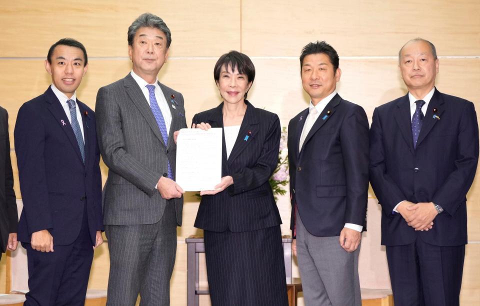 　自民党の「責任ある積極財政を推進する議員連盟」から提言書を受け取る高市首相（左から３人目）
