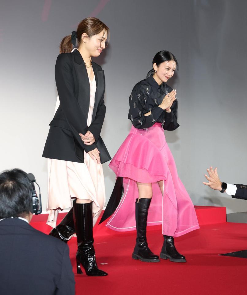 　会場を後にする川口春奈（左）と柴咲コウ（撮影・佐々木彰尚）