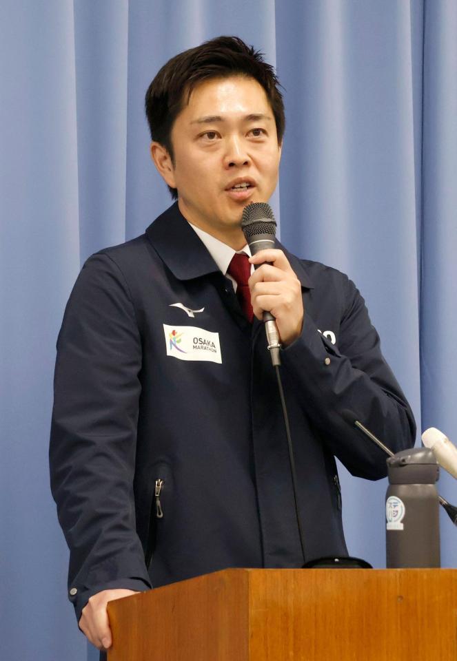 　取材に応じる日本維新の会の吉村代表