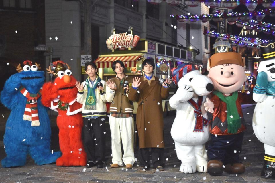 　セレモニーに登場した北村匠海（左から５人目）とＩＣＥｘの竹野世梛（同３人目）、阿久根温世（同４人目）