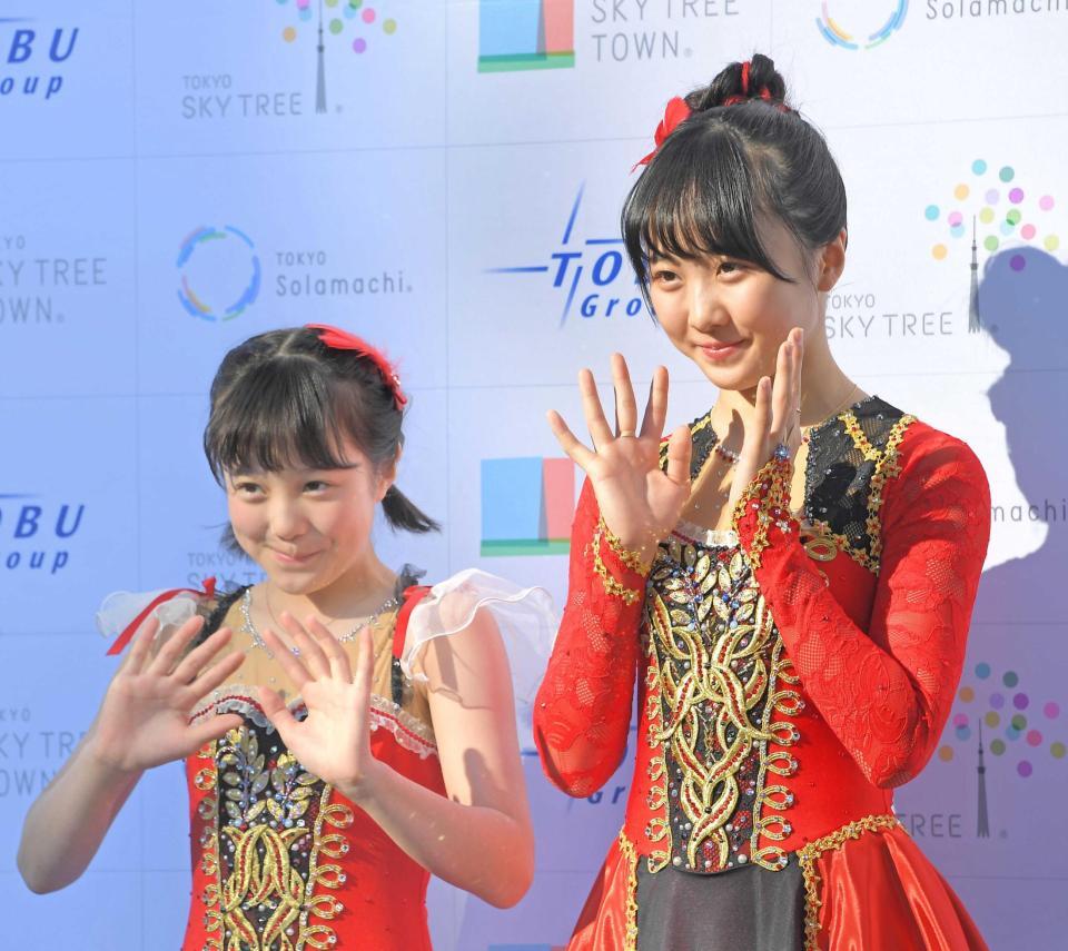 　２０１９年１月、イベントでスケートを披露した本田望結（右）と本田紗来（左）