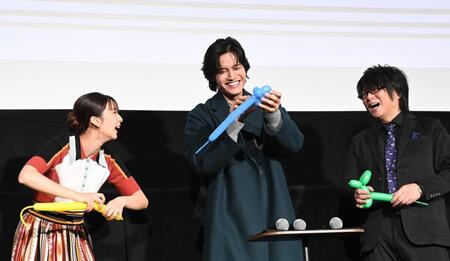 　ネズミのアートバルーンを作る（左から）上白石萌歌、佐野晶哉、森川智之（撮影・園田高夫）