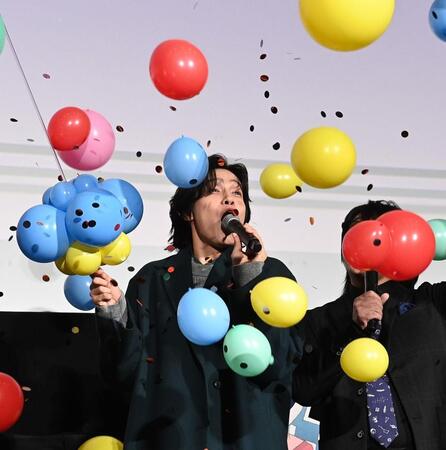 　スパークバルーンを割りビックリする佐野晶哉（撮影・園田高夫）