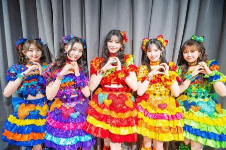 　フリーライブ本番前にカメラに向かってキュートにポーズを決めた超ときめき♡宣伝部の（左から）辻野かなみ、杏ジュリア、坂井仁香、菅田愛貴、吉川ひより