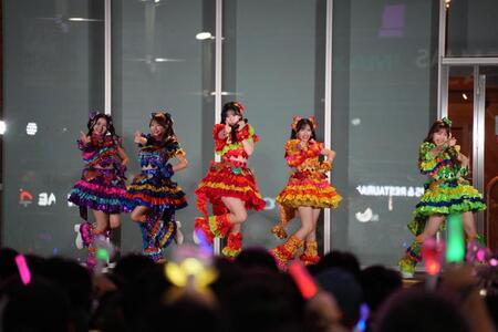 　歌舞伎町でフリーライブを開催した超ときめき♡宣伝部の（左から）杏ジュリア、辻野かなみ、坂井仁香、菅田愛貴、吉川ひより