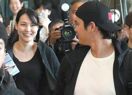 大谷翔平（右手前）と妻・真美子さん