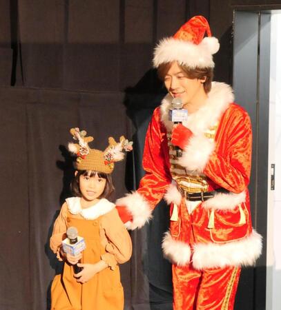 　クリスマスらしさ全開の衣装で登場したＤＡＩＧＯ（右）と倉田瑛茉