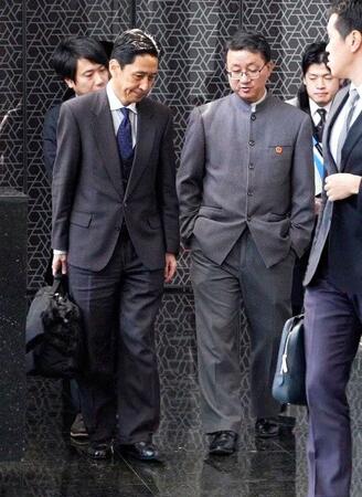 　中国外務省の劉勁松アジア局長（右）との協議を終えた日本外務省の金井正彰アジア大洋州局長＝１８日