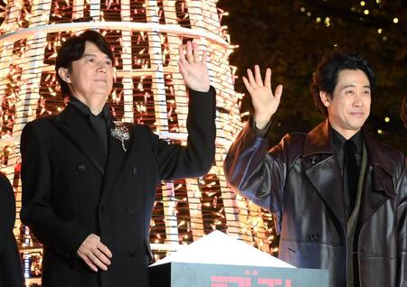 　プレミア点灯式に登場した福山雅治（左）と大泉洋（撮影・堀内翔）