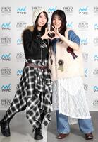 　仲良くポーズを決める金村美玖（左）と小坂菜緒（撮影・佐々木彰尚）