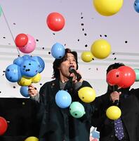 　スパークバルーンを割りビックリする佐野晶哉（撮影・園田高夫）