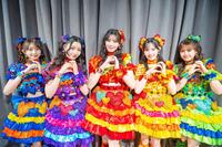 　フリーライブ本番前にカメラに向かってキュートにポーズを決めた超ときめき♡宣伝部の（左から）辻野かなみ、杏ジュリア、坂井仁香、菅田愛貴、吉川ひより