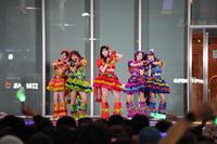 　歌舞伎町でフリーライブを開催した超ときめき♡宣伝部の（左から）菅田愛貴、吉川ひより、坂井仁香、杏ジュリア、辻野かなみ