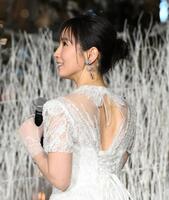 　背中の見えるドレスで登場した吉岡里帆（撮影・堀内翔）